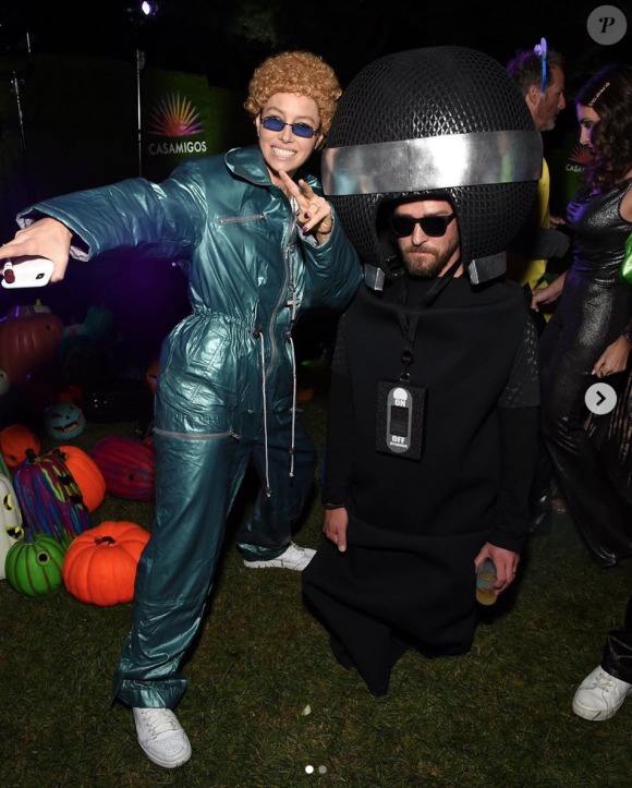 Jessica Biel et Justin Timberlake assistent à la soirée d'Halloween de la marque de tequila Casamigos, respectivement déguisés en Justin Timberlake (à l'époque du groupe 'NSYNC) et en micro. Beverly Hills, le 25 octobre 2019.