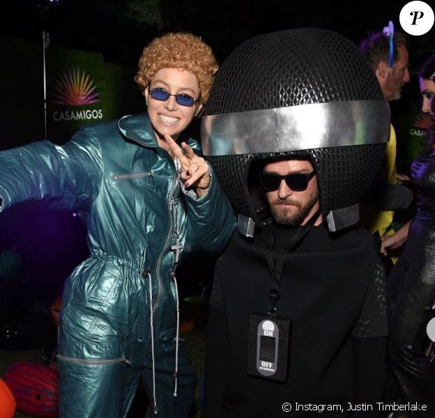 Jessica Biel et Justin Timberlake assistent à la soirée d'Halloween de la marque de tequila Casamigos, respectivement déguisés en Justin Timberlake (à l'époque du groupe 'NSYNC) et en micro. Beverly Hills, le 25 octobre 2019.