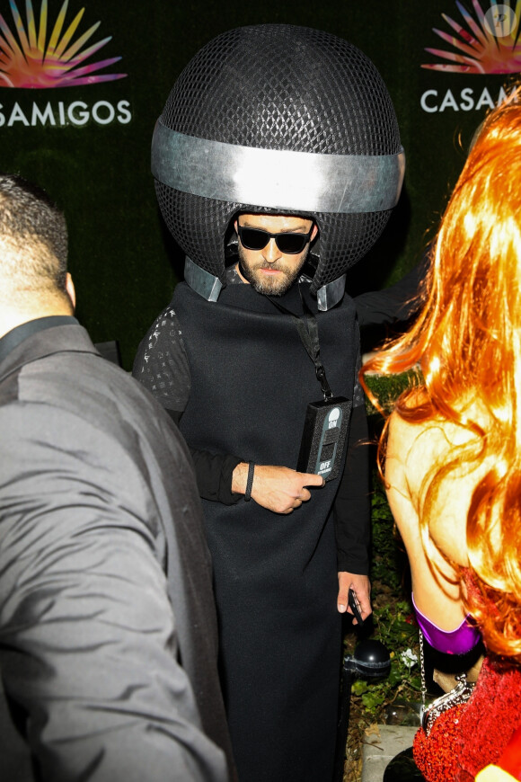 Justin Timberlake assiste à la soirée d'Halloween de la marque de tequila Casamigos, déguisé en micro. Beverly Hills, le 25 octobre 2019.