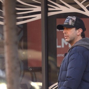 David Schwimmer se promène dans le quartier d'East Village à New York, le 21 octobre 2019.