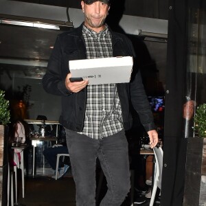 Exclusif - David Schwimmer et sa nouvelle compagne Mikaela Hoover vont chercher une pizza à emporter chez "Fico" à Beverly Hills. Los Angeles, le 20 avril 2019.