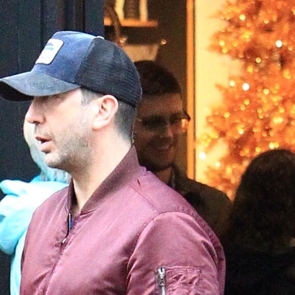 Exclusif - Merci de flouter le visage des enfants avant publication - David Schwimmer se promène avec sa fille Cleo à Hollywood. Los Angeles, le 21 décembre 2016.