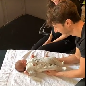 Nabilla Benattia avec son fils Milann et un osthéo, sur Snapchat, le 24 octobre 2019