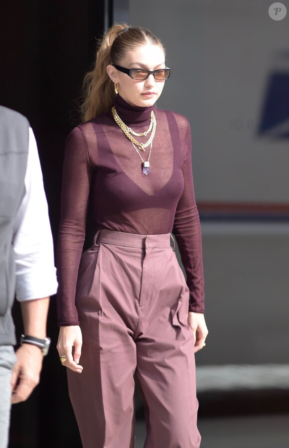 Gigi Hadid à la sortie de son appartement à New York, le 26 octobre 2019