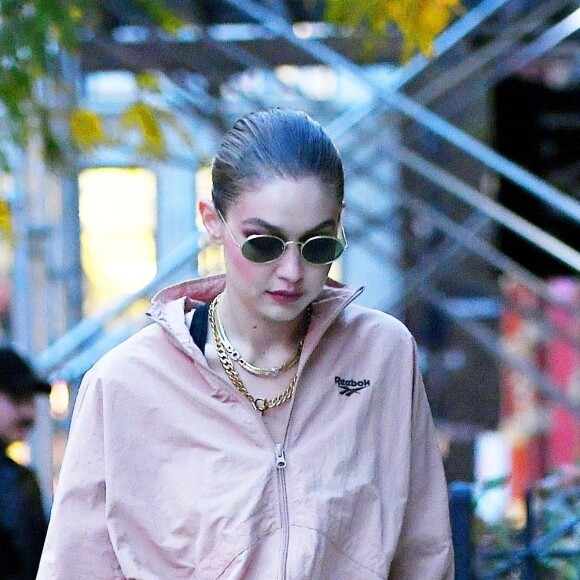 Gigi arrive à son domicile avec sa soeur B. Hadid à New York, le 25 octobre 2019