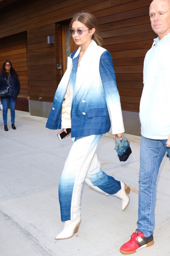Gigi Hadid sort de son appartement à New York Le 19 octobre 2019