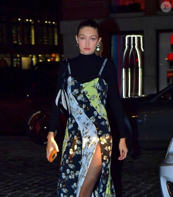 Exclusif - Gigi Hadid porte une robe à fleurs sur un top noir à manches longues alors qu'elle se rend à un dîner à New York, le 18 octobre 2019.