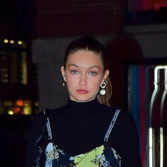 Exclusif - Gigi Hadid porte une robe à fleurs sur un top noir à manches longues alors qu'elle se rend à un dîner à New York, le 18 octobre 2019.