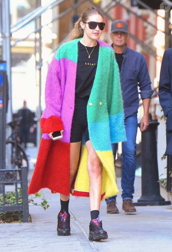 Gigi Hadid en couleurs pour une sortie à pied dans la rue à New York le 18 octobre 2019.
