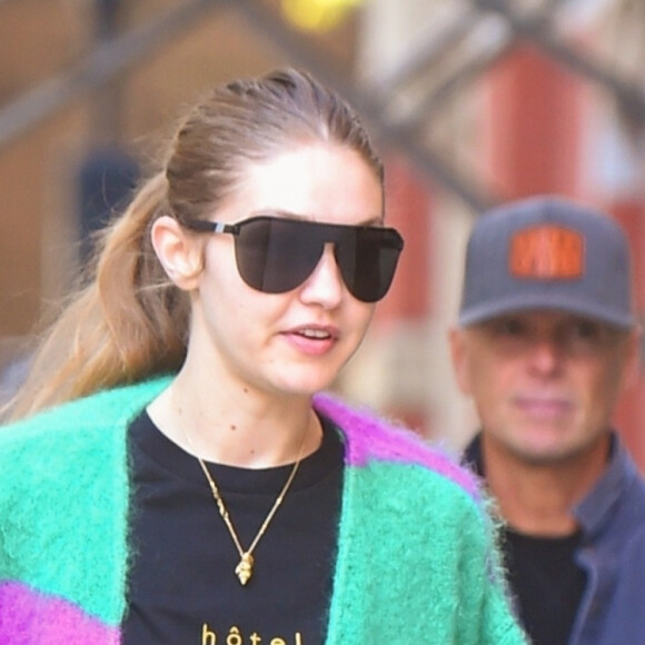 Gigi Hadid en couleurs pour une sortie à pied dans la rue à New York le 18 octobre 2019.