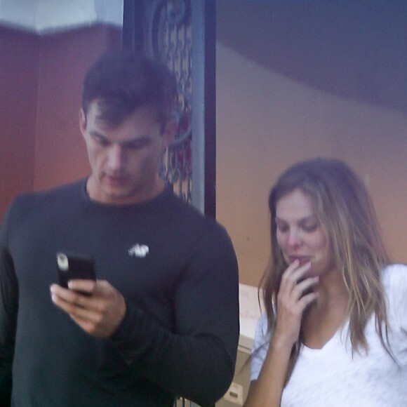 Exclusif - Tyler Cameron quitte la maison de la Bachelorette Hannah Brown après avoir passé la nuit chez elle, à Los Angeles, Californie, Etats-Unis, le 2 août 2019.