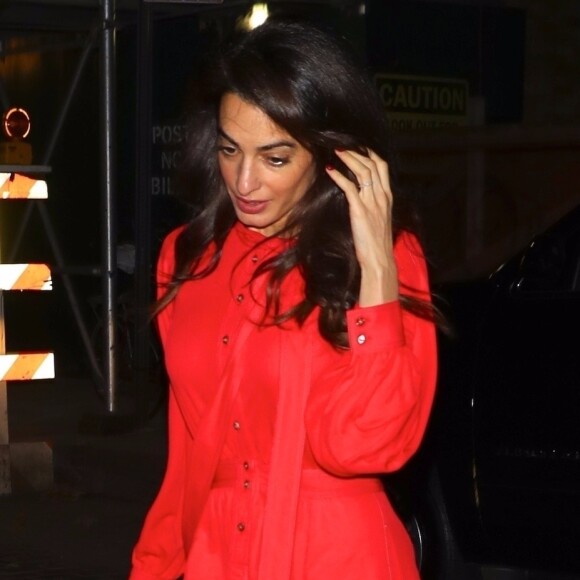 Exclusif - Amal Alamuddin Clooney trébuche et perd sa chaussure dans les rues de New York, le 30 octobre 2019
