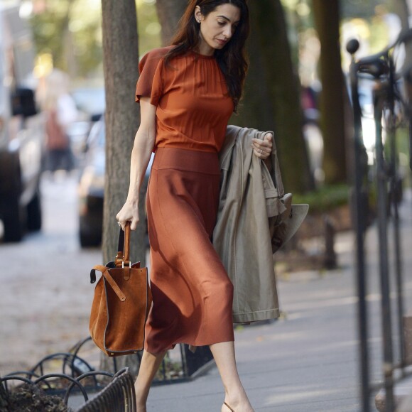Exclusif - Amal Clooney, total look orange, escarpins en python et sac à main en cuir à New York, le 28 octobre 2019.