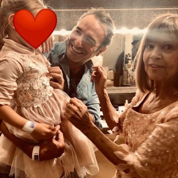 Jean Dujardin photographiée par sa femme Nathalie Péchalat avec leur fille Jeanne, dans les coulisses du spectacle de Chantal Goya. Instagram, le 5 octobre 2019.