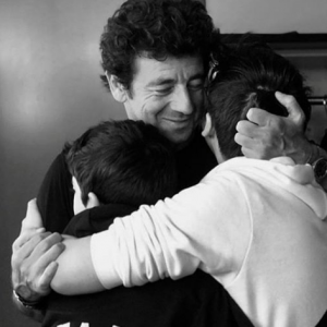 Patrick Bruel pose avec ses fils Oscar et Léon, dans les coulisses de son concert à Orléans, le 13 juin 2019.