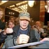 Bruce Dickinson d'Iron Maiden signant des autographes à la sortie de son hôtel à Stockholm en 2008