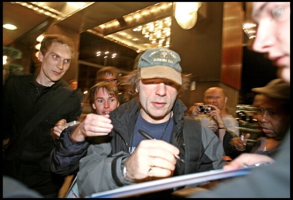 Bruce Dickinson d'Iron Maiden signant des autographes à la sortie de son hôtel à Stockholm en 2008