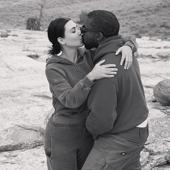 Kim Kardashian pose avec son mari, Kanye West, sur Instagram.