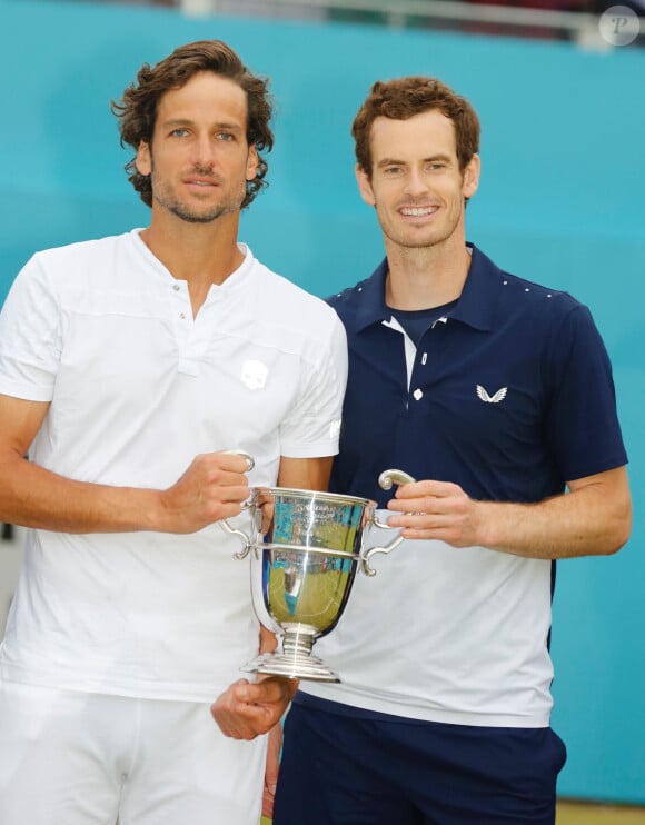 Feliciano Lopez et Andy Murray brandissent le trophée - Andy Murray et Feliciano Lopez ont remporté la finale du tournoi de double du Queen's face à l'Américain Rajeev Ram et au Britannique Joe Salisbury (7-6 [6], 5-7, 10-5), le 23 juin 2019 à Londres.