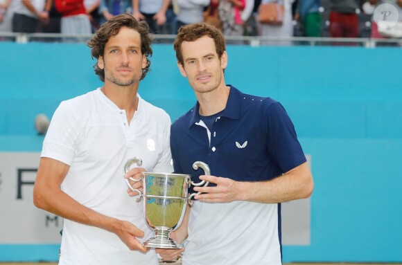 Feliciano Lopez et Andy Murray brandissent le trophée - Andy Murray et Feliciano Lopez ont remporté la finale du tournoi de double du Queen's face à l'Américain Rajeev Ram et au Britannique Joe Salisbury (7-6 [6], 5-7, 10-5), le 23 juin 2019 à Londres.