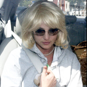 Après s'être rasée la tête le 16 février 2007, Britney Spears porte une perruque blonde le 21 février 2007.