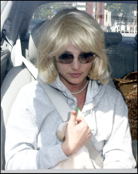 Après s'être rasée la tête le 16 février 2007, Britney Spears porte une perruque blonde le 21 février 2007.