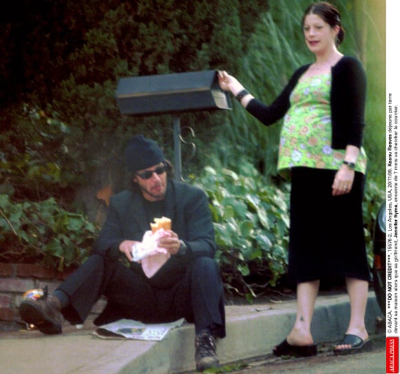Keanu Reeves et Jennifer Syme, enceinte, à Los Angeles. Novembre 1999.
