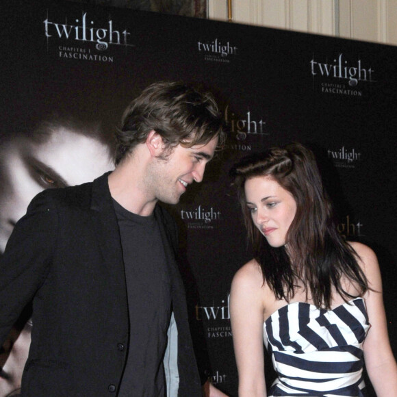 Kristen Stewart et Robert Pattinson - Photocall du film New Moon au Crillon à Paris le 10 novembre 2009
