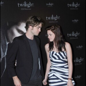 Kristen Stewart et Robert Pattinson - Photocall du film New Moon au Crillon à Paris le 10 novembre 2009