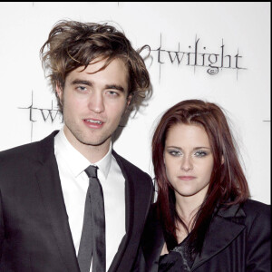 Kristen Stewart et Robert Pattinson - Photocall du film New Moon au Crillon à Paris le 10 novembre 2009