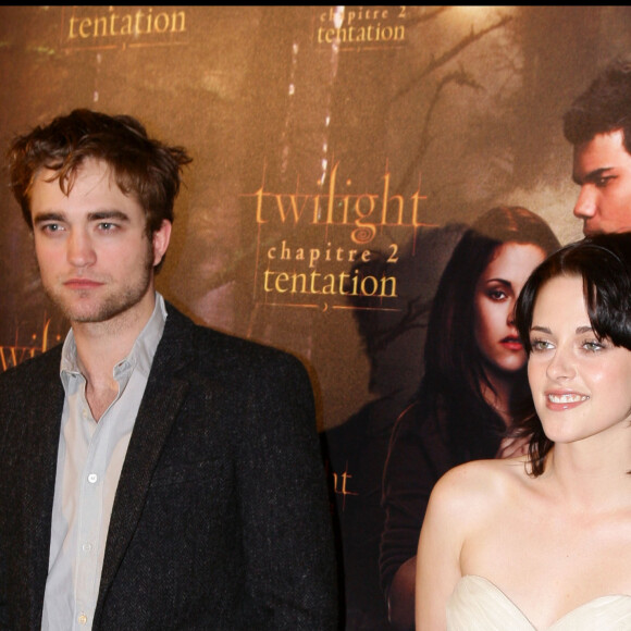 Kristen Stewart et Robert Pattinson - Photocall du film New Moon au Crillon à Paris le 10 novembre 2009