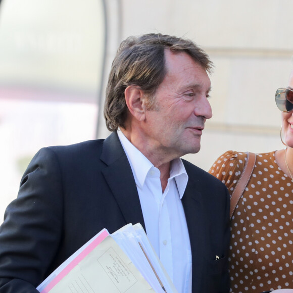 Maître Jacques Verrecchia (représente Jade et Joy), Laeticia Hallyday - Laeticia.Hallyday sort du cabinet de ses nouveaux avocats avec son père et ils marchent avenue Montaigne à Paris le 18 septembre 2019.
