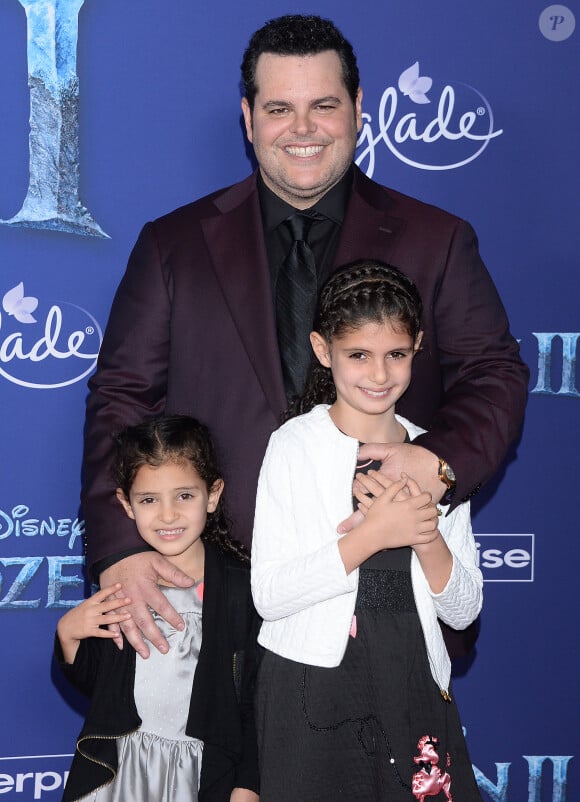 Josh Gad et ses filles Ava et Isabella - Les célébrités lors de l'avant-première du film "La Reine des Neiges 2" à Los Angeles, le 7 novembre 2019.