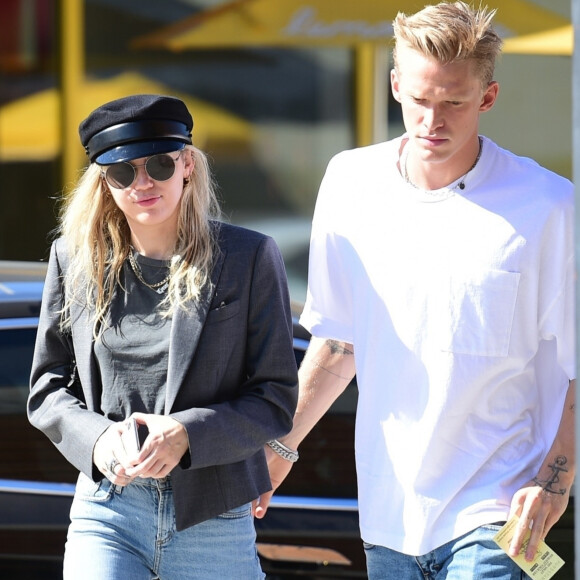 Exclusif - Miley Cyrus et son compagnon Cody Simpson sont allés déjeuner en amoureux au restaurant Granville dans le quartier de West Hollywood à Los Angeles, le 28 octobre 2019