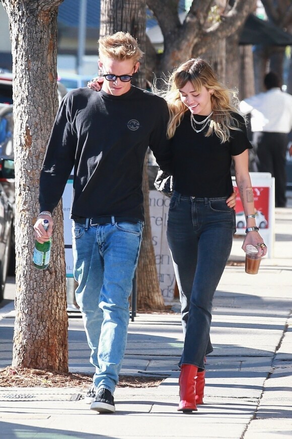 Exclusif - Miley Cyrus et son compagnon Cody Simpson se baladent main dans la main dans les rues de Los Angeles. Le couple est allé déjeuner en amoureux. Le 25 octobre 2019