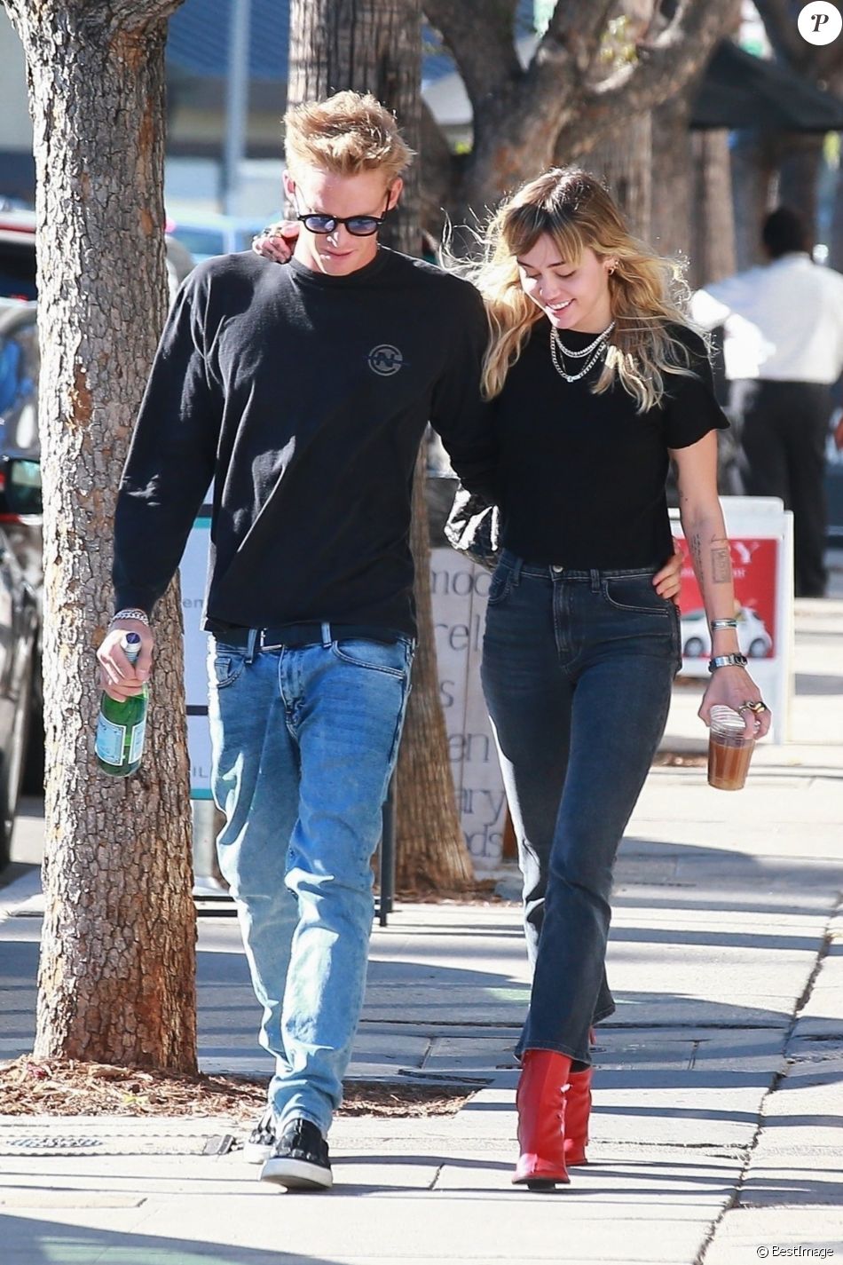 Exclusif Miley Cyrus et son compagnon Cody Simpson se baladent main
