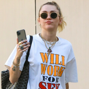 Exclusif - Miley Cyrus porte un t-shirt avec l'inscription Will Work For Sex en balade dans les rues de Los Angeles, le 24 octobre 2019