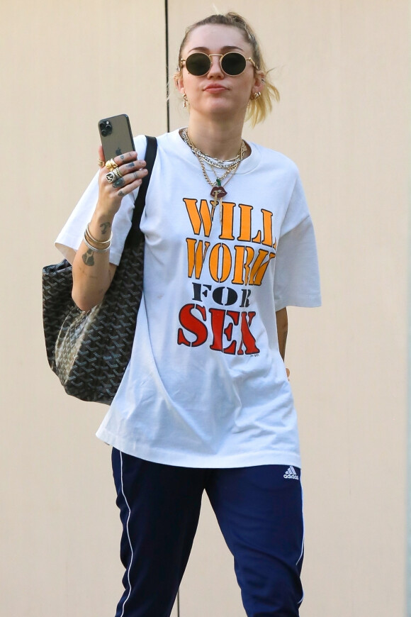 Exclusif - Miley Cyrus porte un t-shirt avec l'inscription Will Work For Sex en balade dans les rues de Los Angeles, le 24 octobre 2019