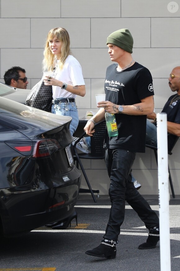 Miley Cyrus et son compagnon Cody Simpson dans les rues de Los Angeles Le 19 octobre 2019