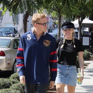 Exclusif - Miley Cyrus et son compagnon Cody Simpson prennent du bon temps à Los Angeles, le 18 octobre 2019.