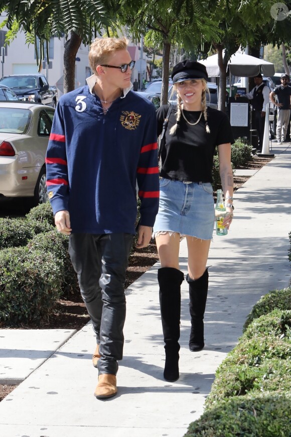 Exclusif - Miley Cyrus et son compagnon Cody Simpson prennent du bon temps à Los Angeles, le 18 octobre 2019.
