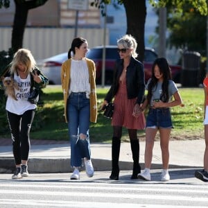 Laeticia Hallyday fait du shopping avec ses filles Jade et Joy et sa mère Françoise Thibaut à Los Angeles le 9 novembre 2019.