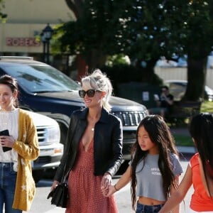 Laeticia Hallyday fait du shopping avec ses filles Jade et Joy et sa mère Françoise Thibaut à Los Angeles le 9 novembre 2019.