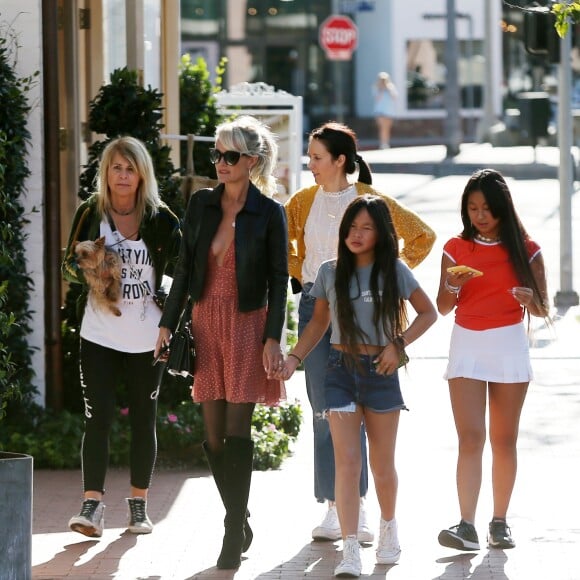 Laeticia Hallyday fait du shopping avec ses filles Jade et Joy et sa mère Françoise Thibaut à Los Angeles le 9 novembre 2019.