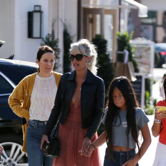 Laeticia Hallyday fait du shopping avec ses filles Jade et Joy et sa mère Françoise Thibaut à Los Angeles le 9 novembre 2019.