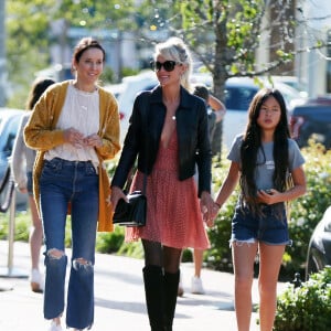 Laeticia Hallyday fait du shopping avec ses filles Jade et Joy et sa mère Françoise Thibaut à Los Angeles le 9 novembre 2019.