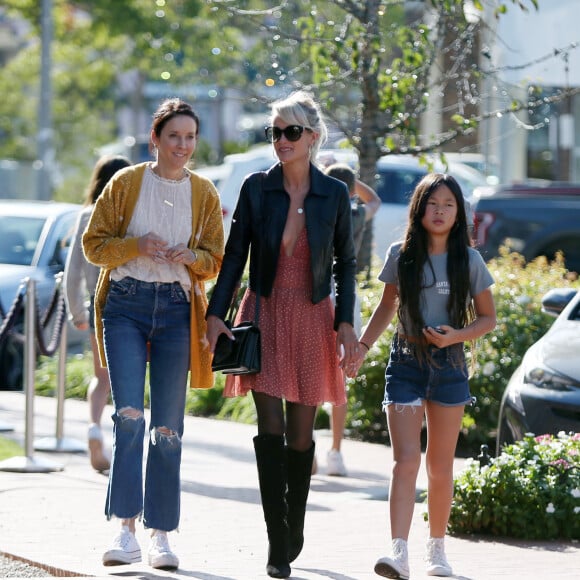 Laeticia Hallyday fait du shopping avec ses filles Jade et Joy et sa mère Françoise Thibaut à Los Angeles le 9 novembre 2019.