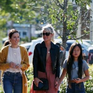 Laeticia Hallyday fait du shopping avec ses filles Jade et Joy et sa mère Françoise Thibaut à Los Angeles le 9 novembre 2019.