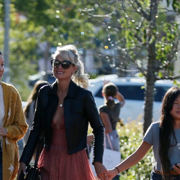 Laeticia Hallyday fait du shopping avec ses filles Jade et Joy et sa mère Françoise Thibaut à Los Angeles le 9 novembre 2019.