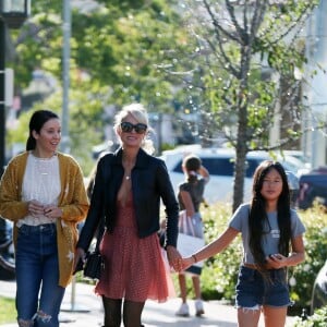 Laeticia Hallyday fait du shopping avec ses filles Jade et Joy et sa mère Françoise Thibaut à Los Angeles le 9 novembre 2019.